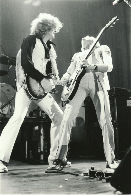 Ian Hunter and Mick Ronson on stage