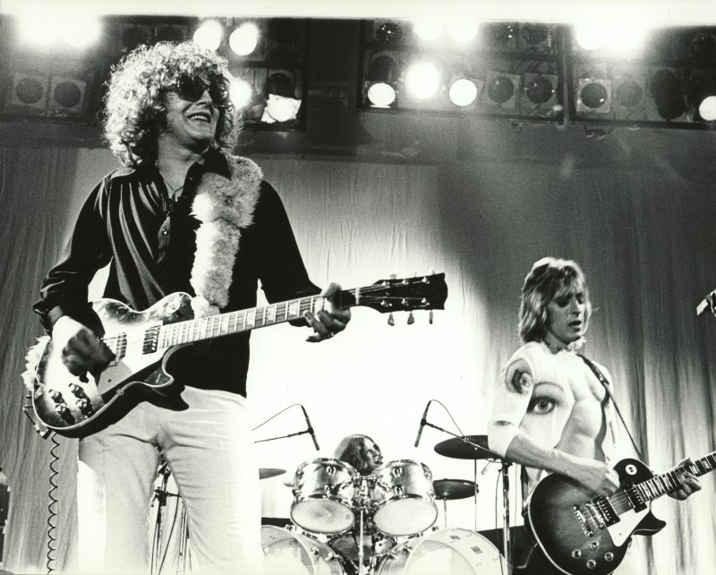 Ian Hunter and Mick Ronson on stage