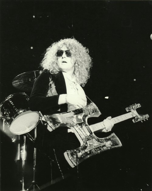 Ian Hunter live with the 'H' guitar