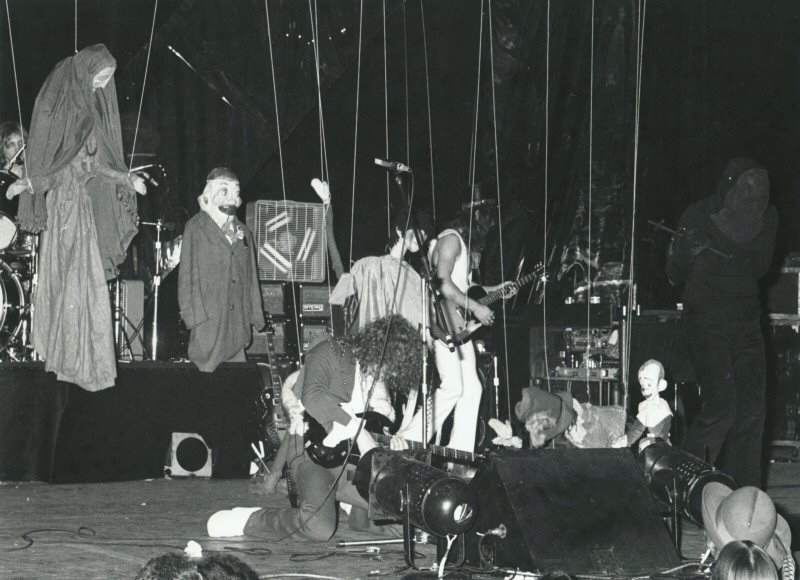 Mott live with marionettes