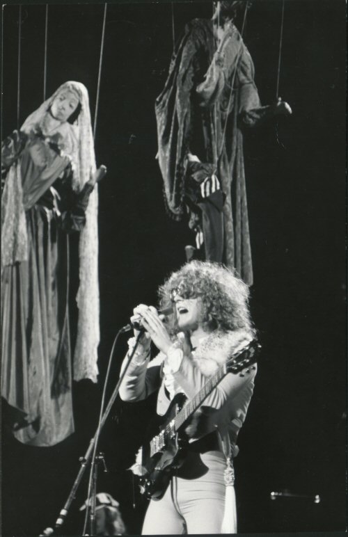 Ian Hunter live with marionettes