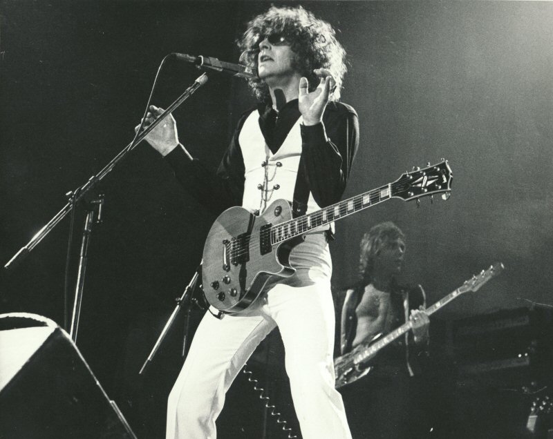 Ian Hunter on stage in 1975