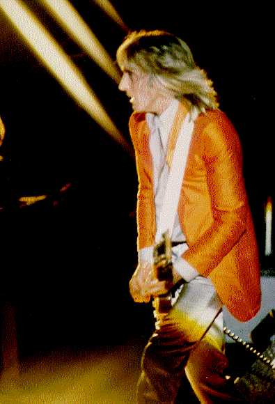 (Mick Ronson live on stage)